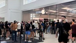 iPhone 18 Pro hits stores and draws crowds in Orlando despite pressure on Americans’ wallets
